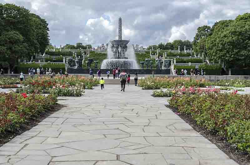 Noruega - Oslo 057 - parque Vigeland - La Fuente.jpg
